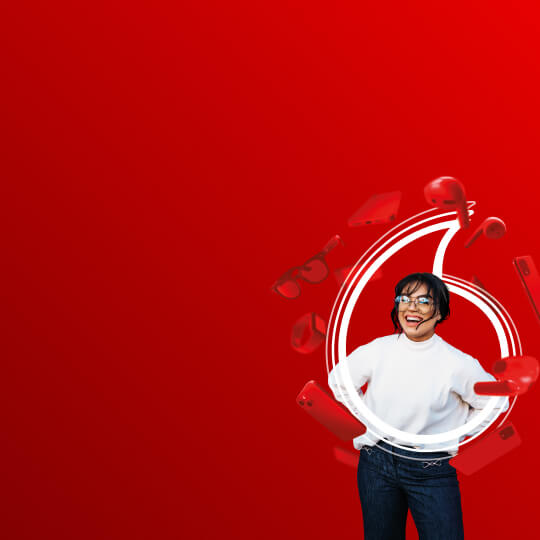 una chica sonriendo con el logo de Vodafone detrás de ella