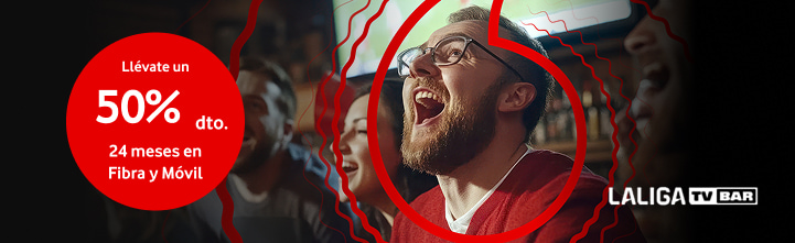 un hincha de fútbol viendo una partido en el bar