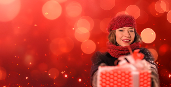 una chica dando un regalo
