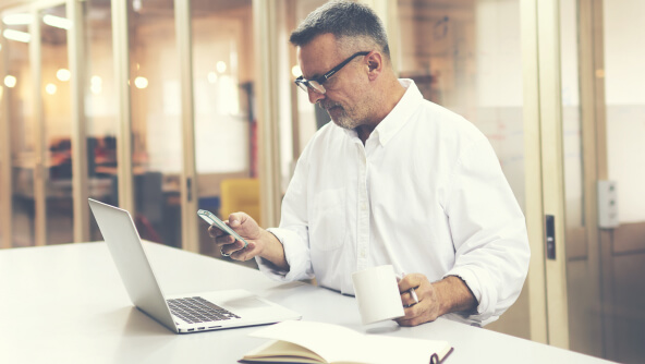 un señor trabajando en la oficina
