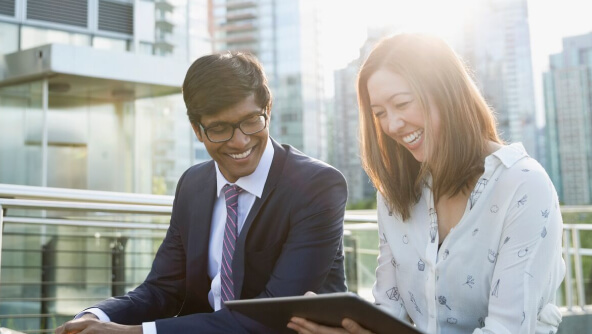 2 personas trabajando con un dispositivo tecnológico