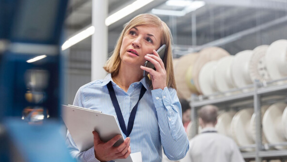 una trabajadora hablando por el móvil