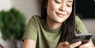 una chica escribiendo en el teléfono móvil