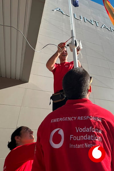 técnicos de Vodafone reestableciendo el servicio