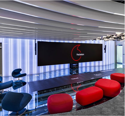 una pantalla con varios asientos para dar charlas