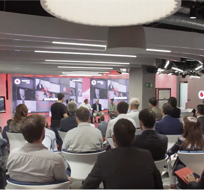 un espacio lleno de asistentes viendo una charla