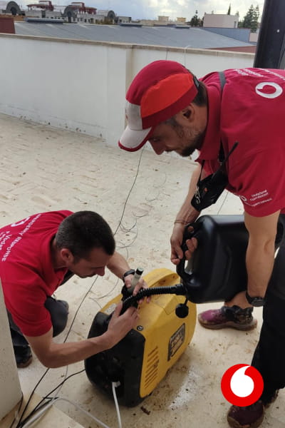 un par de técnicos de Vodafone trabajando