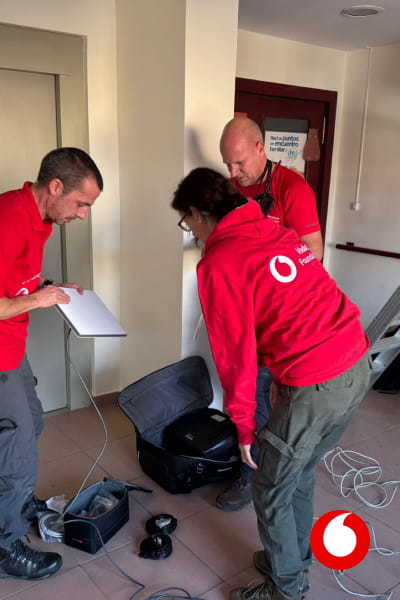 varios técnicos de Vodafone trabajando