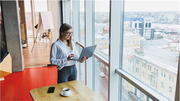 Una empleada mirando el portátil