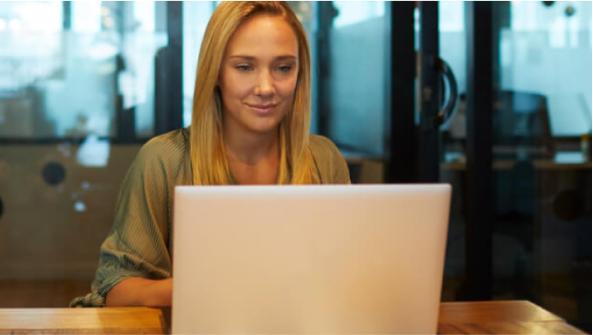 una mujer trabajando con su portátil