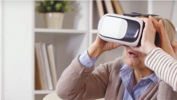 una señora usando gafas de realidad virtual