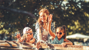 una mujer con sus 2 hijos haciendo un picnic