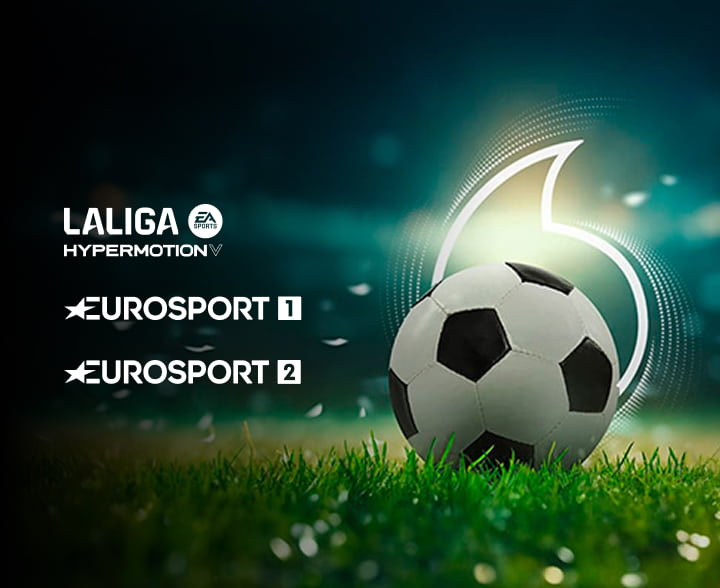 Un balón de fútbol sobre un campo