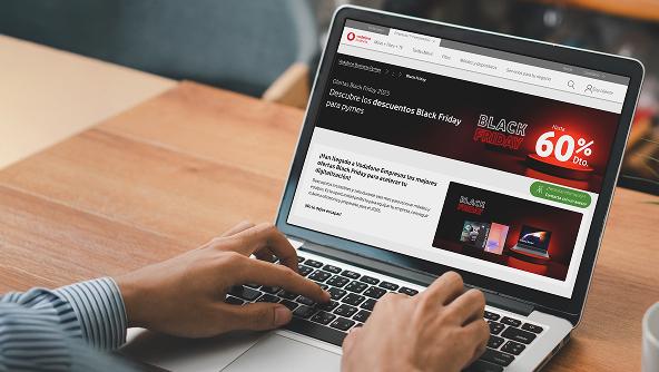 Una empleada mirando el portátil