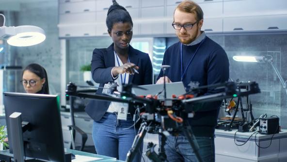 dos personas prsentando