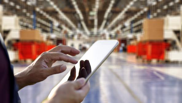 una persona usando una tablet