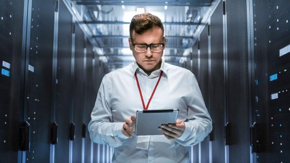 1 personas trabajando con un dispositivo tecnológico
