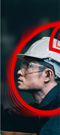 un trabajador con casco de seguridad