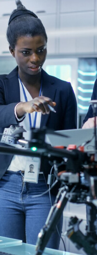 una mano tocando cables y botones