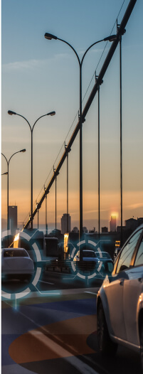 una mano tocando cables y botones