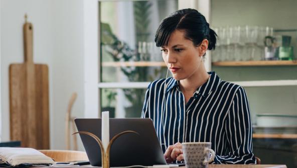 una chica teletrabajando
