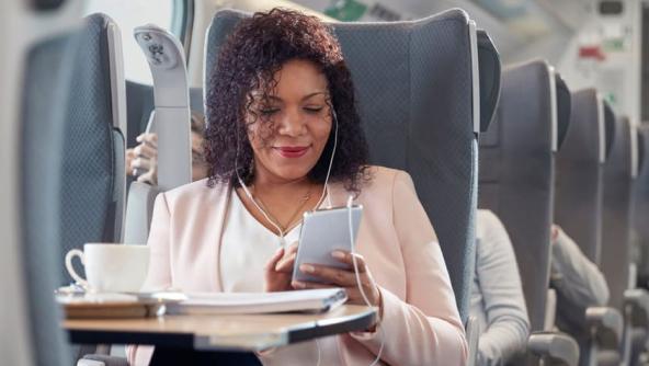 una chica trabjando mientras viaja en tren