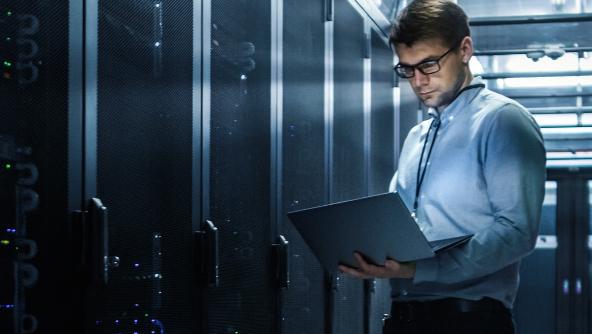 Un empleado analizando datos en una pantallla