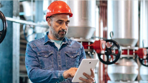 una operario trabajando dentro de unas infraestructuras