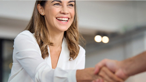 una mujer cerrando un trato