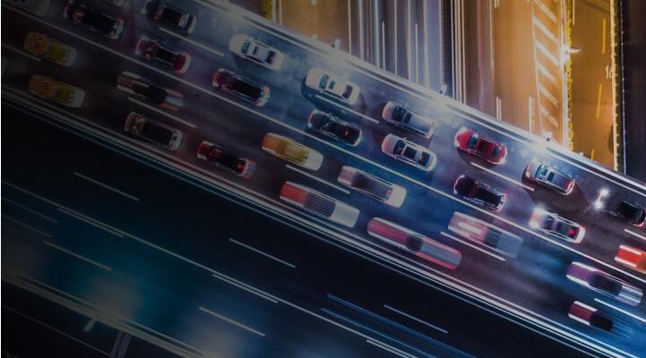 una carretera con coches