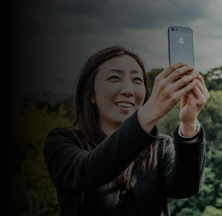 una chica haciéndose un selfie en un paisaje