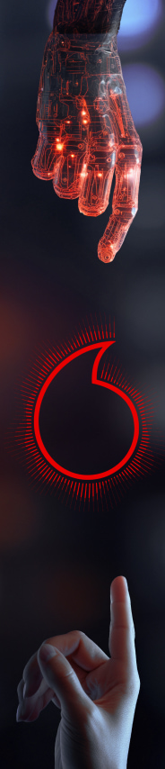 una mano humana y otra de robot juntas