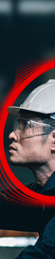 un trabajador con casco de seguridad