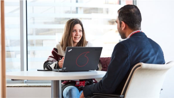 Un cliente preguntando en la oficina de Vodafone