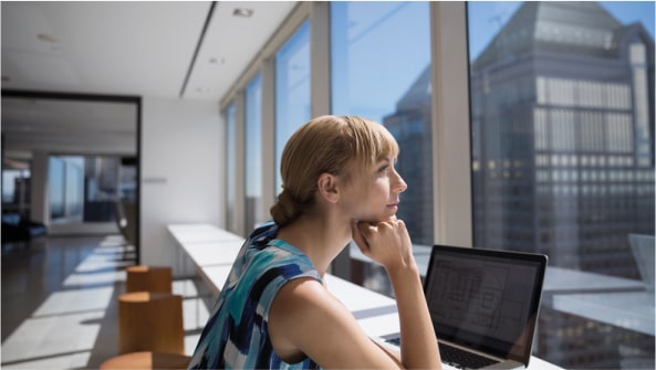 una chica con su portátil