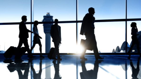 una terminal de aeropuerto con varias personas