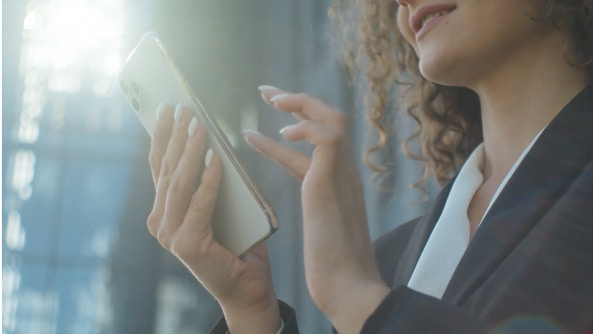 una mujer usando un smartphone