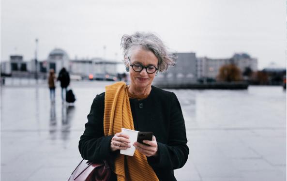 Una mujer con el móvil