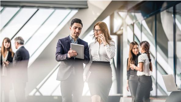 Cinco personas en la oficina de Vodafone
