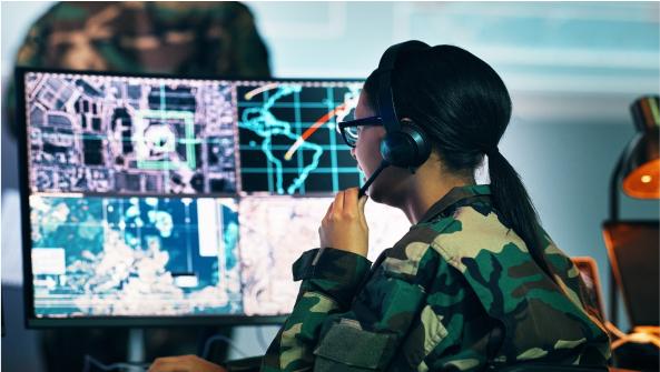 una mujer soldado trabajando en comunicaciones digitales