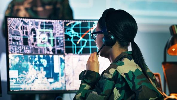 una mujer soldado trabajando en comunicaciones digitales