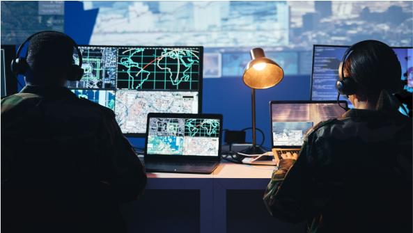 un par de soldados trabando en comunicaciones