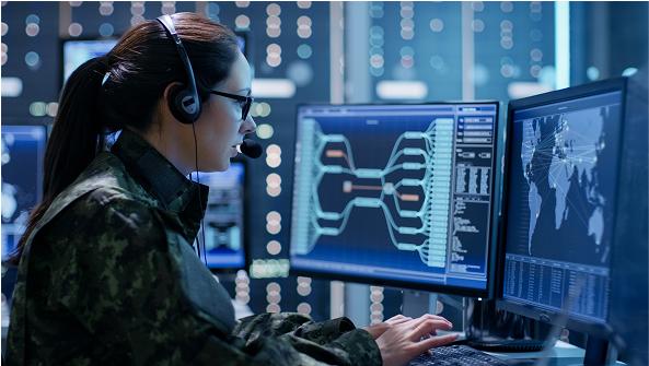 una chica trabajando en ciberseguridad