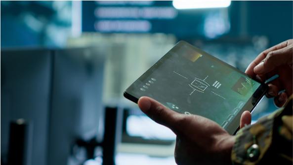 un soldado trabajando con una tablet
