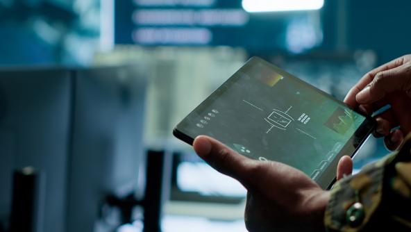 un soldado trabajando con una tablet