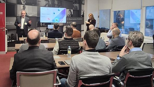 Cinco personas en la oficina de Vodafone