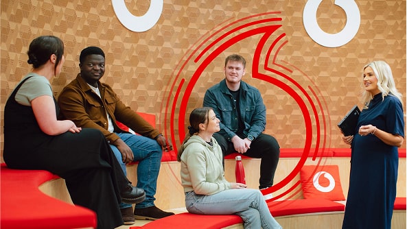 Cinco personas en la oficina de Vodafone