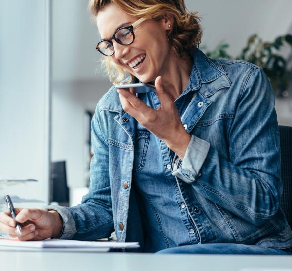 una señora hablando por teléfono