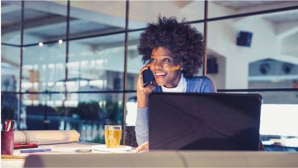 Mujer analizando datos