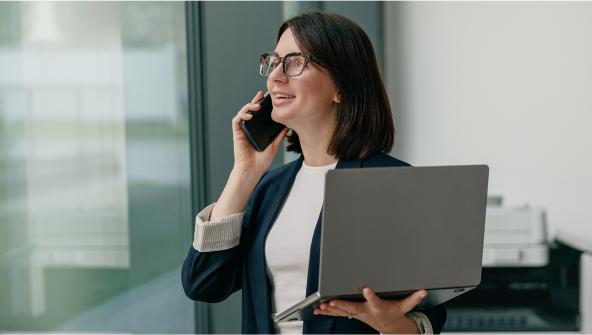 Mujer con una Tablet analizando datos